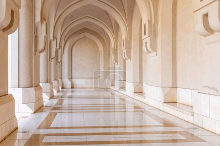 Téléchargez les photos : Un magnifique couloir en marbre menant au palais du sultan d'Oman. - en image libre de droit