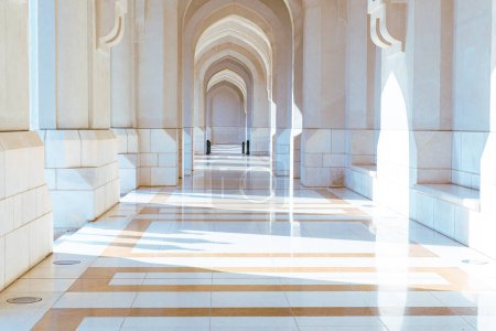Téléchargez les photos : Un magnifique couloir en marbre menant au palais du sultan d'Oman. - en image libre de droit