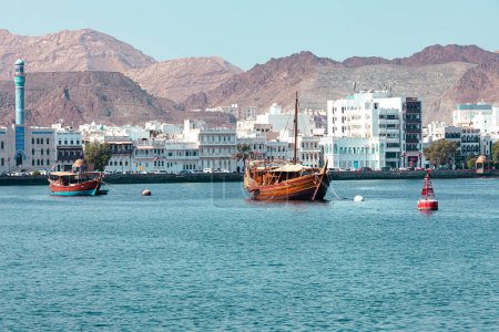 Téléchargez les photos : Architecture omanaise traditionnelle. Vieille ville de Mascate le long de Mutrah Corniche, Oman. Péninsule arabique. - en image libre de droit
