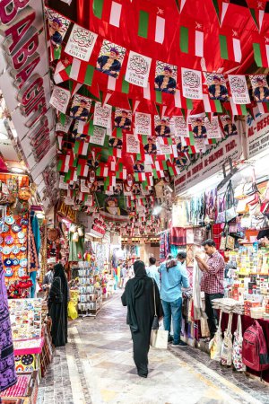 Foto de Recuerdos exhibidos en las tiendas de mercado del casco antiguo de Mutrah. Omán. Península Arábiga. - Imagen libre de derechos