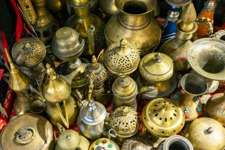 Foto de Recuerdos exhibidos en las tiendas de mercado del casco antiguo de Mutrah. Omán. Península Arábiga. - Imagen libre de derechos