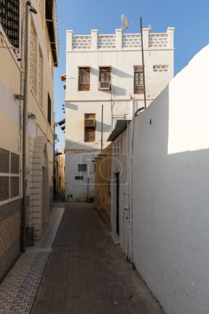 Foto de Arquitectura tradicional omaní. Ciudad Vieja de Mascate a lo largo de Mutrah Corniche, Omán. Península Arábiga. - Imagen libre de derechos