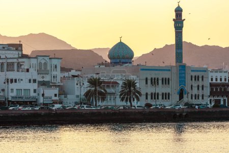 Foto de Mutrah Sunset. Vista del paisaje urbano de Mascate en Beautiful Sunset. La capital de Omán. Península Arábiga. - Imagen libre de derechos