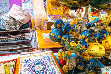 Téléchargez les photos : Souvenirs exposés dans les magasins du marché de la vieille ville Mutrah. Oman ! Péninsule arabique. - en image libre de droit