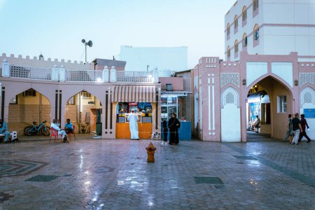 Téléchargez les photos : Architecture omanaise traditionnelle. Vieille ville de Mascate le long de Mutrah Corniche, Oman. Péninsule arabique. - en image libre de droit