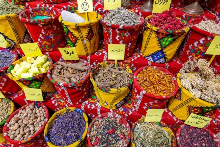 Téléchargez les photos : Exotic Spices in the Old Souq of Mutrah, Oman. Bazar traditionnel avec ingrédients de la cuisine omanaise. - en image libre de droit