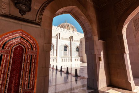 Foto de Gran Mezquita Sultán Qaboos, Moscatel, Omán. Península Arábiga. - Imagen libre de derechos