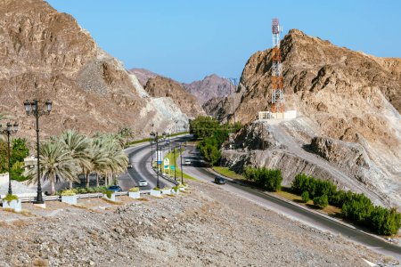 Téléchargez les photos : Route avec palmiers. Architecture omanaise traditionnelle. Vieille ville de Muscat, Oman. Péninsule arabique. - en image libre de droit