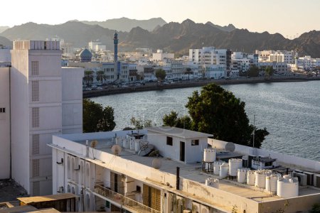Téléchargez les photos : Architecture omanaise traditionnelle. Vieille ville de Muscat près de Mutrah Corniche, Oman. Péninsule arabique. - en image libre de droit