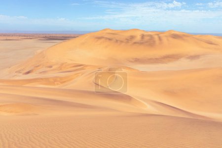Foto de El desierto de Namibia. Vista aérea de las dunas de arena cerca de Walvis Bay. Costa Esqueleto. Namibia. África. - Imagen libre de derechos
