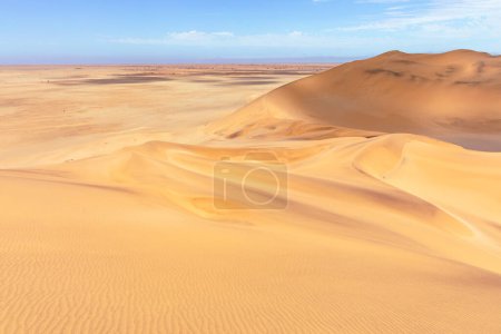 Foto de El desierto de Namibia. Vista aérea de las dunas de arena cerca de Walvis Bay. Costa Esqueleto. Namibia. África. - Imagen libre de derechos