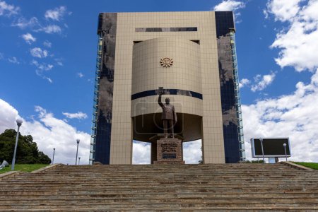Téléchargez les photos : Musée à Windhoek. Sam Nujoma Monument devant le Independence Memorial Museum à Windhoek, Namibie. Afrique. - en image libre de droit