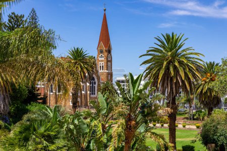 Téléchargez les photos : Green Botanical Parliament Gardens à Windhoek, Namibie. Christus Kirche, ou Christ Church. Windhoek, Namibie. Afrique. - en image libre de droit