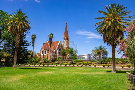 Téléchargez les photos : Green Botanical Parliament Gardens à Windhoek, Namibie. Christus Kirche, ou Christ Church. Windhoek, Namibie. Afrique. - en image libre de droit