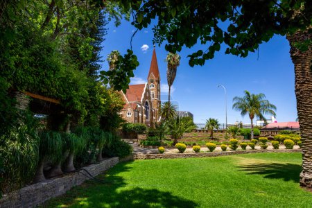 Foto de Green Botanical Parliament Gardens en Windhoek, Namibia. Christus Kirche, o Iglesia de Cristo. Windhoek, Namibia. África. - Imagen libre de derechos