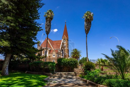 Foto de Green Botanical Parliament Gardens en Windhoek, Namibia. Christus Kirche, o Iglesia de Cristo. Windhoek, Namibia. África. - Imagen libre de derechos