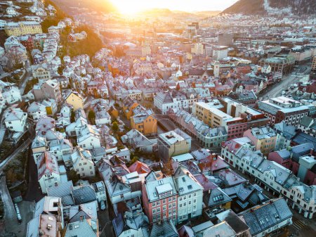 Téléchargez les photos : Traditional Scandinavian Architecture. Old Town of Bergen at Sunrise. Bergen, Vestland, Norway. UNESCO World Heritage Site. - en image libre de droit