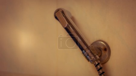 Foto de Viejo bidet de mano oxidada en la necesidad de inodoro de mantenimiento. - Imagen libre de derechos