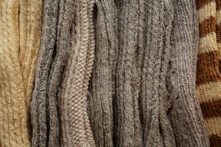 Téléchargez les photos : Gants et chaussettes tricotés faits à la main en fil de laine - en image libre de droit