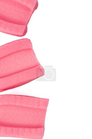 Téléchargez les photos : Morceaux de gomme à bulles rose isolés sur fond blanc - en image libre de droit