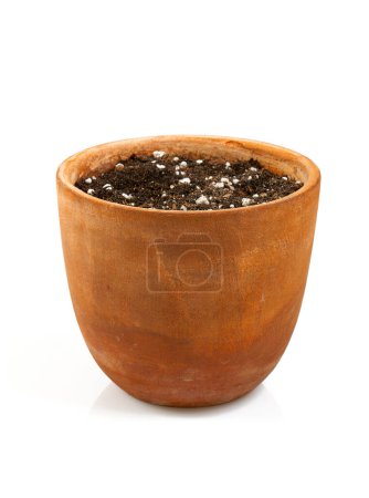 Téléchargez les photos : Un vieux pot en céramique avec de la terre en attente de plantation, isolé sur fond blanc. - en image libre de droit