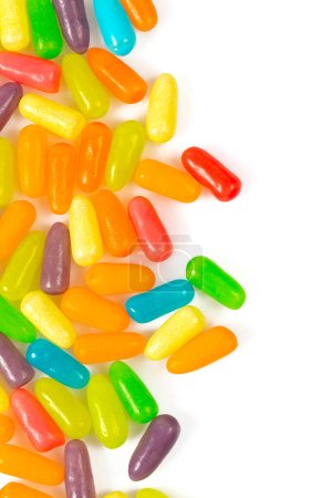 Foto de Píldoras de gelatina caramelos aislados sobre fondo blanco - Imagen libre de derechos