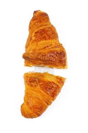 Téléchargez les photos : Croissants savoureux frais isolés sur fond blanc, vue de dessus - en image libre de droit