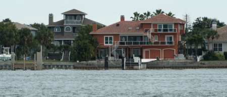 Téléchargez les photos : Maisons communautaires de bateaux bordées à la rive du canal Pass-A-Grille, Saint-Pétersbourg, Tampa, Floride - en image libre de droit