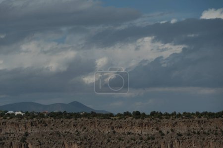 Foto de La luz del sol que viene a través de las nubes sobre Anderson pasa por alto y Sangre de Cristo, Loas Alamos, Nuevo México - Imagen libre de derechos