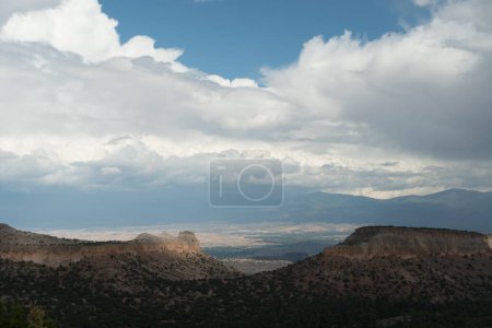 Foto de La luz del sol que viene a través de las nubes sobre Anderson pasa por alto y Sangre de Cristo, Loas Alamos, Nuevo México - Imagen libre de derechos