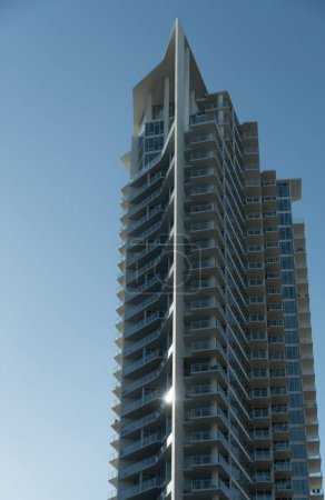 Téléchargez les photos : Bords tranchants du gratte-ciel moderne sur Bayshore Drive, St Petersburg, Floride - en image libre de droit