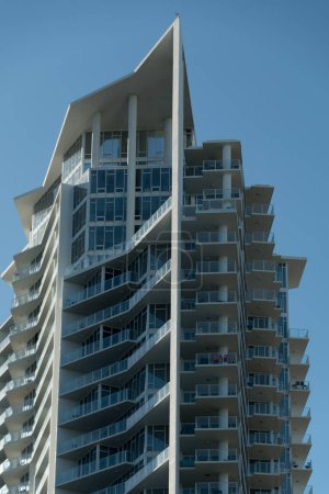 Téléchargez les photos : Bords tranchants du gratte-ciel moderne sur Bayshore Drive, St Petersburg, Floride - en image libre de droit