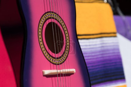 Détails de petites guitares colorées en bois sur un stand au marché de la vieille ville, San Diego