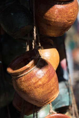 Foto de Sol destaca en jarra de cerámica amarilla en taller de cerámica en el casco antiguo, San Diego, California - Imagen libre de derechos