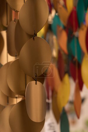 Foto de Coloridas campanadas de viento de vidrio en taller en Old Town, San Diego - Imagen libre de derechos