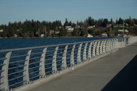 Primer plano de los detalles de ingeniería de Evergreen Floating Bridge, con fondo azul brillante, Bellevue, Washington