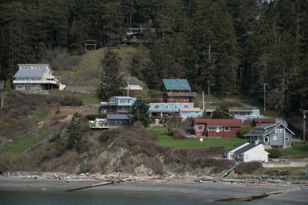 Küstenhäuser auf Hügeln in der Nähe von Rosario Beach, Deception State Park, Washington