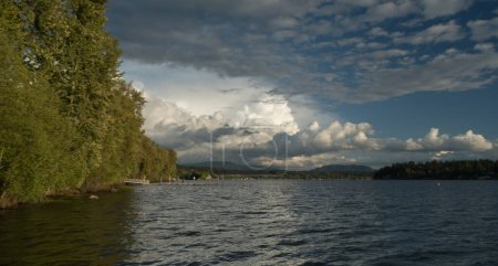 Coucher de soleil tranquille sur le lac Sammamish avec une variété de formations nuageuses dans le ciel bleu
