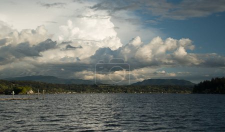 Coucher de soleil tranquille sur le lac Sammamish avec une variété de formations nuageuses dans le ciel bleu
