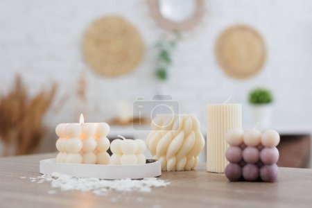 Téléchargez les photos : Ensemble de bougies faites main sur la table en bois à la maison - en image libre de droit