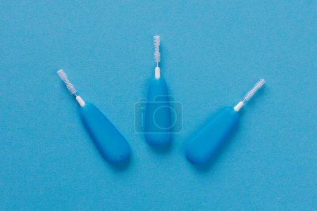 Téléchargez les photos : Vue du dessus de la brosse à cure-dents sur fond bleu - en image libre de droit