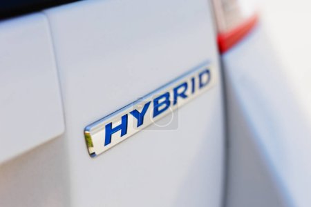 Téléchargez les photos : Vue rapprochée du logo d'une voiture hybride - en image libre de droit