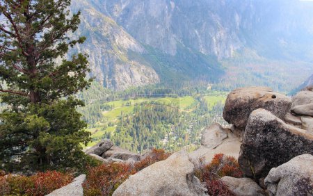 Téléchargez les photos : Vue panoramique de la vallée dans le parc national Yosemite le matin - en image libre de droit