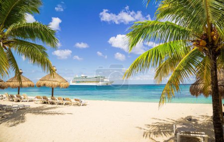 Téléchargez les photos : Vue depuis la plage tropicale sur un bateau de croisière naviguant depuis le port - en image libre de droit