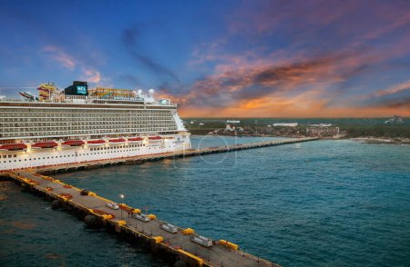 Téléchargez les photos : Costa Maya, Mexique - 5 avril 2019 : Le navire Norwegian Cruise Line Norwegian Breakaway accoste au coucher du soleil dans le port de Costa Maya. Le bateau de croisière peut accueillir plus de 4000 passagers et 1600 membres d'équipage. - en image libre de droit