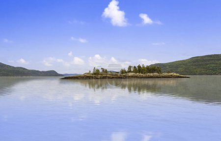 Téléchargez les photos : Vue du port avec île rocheuse le jour ensoleillé - en image libre de droit