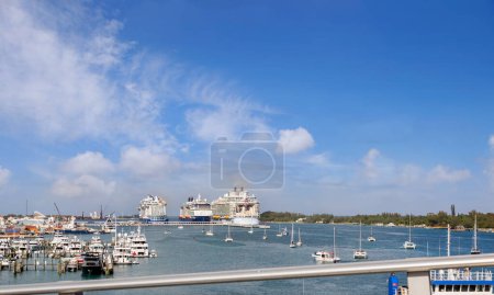 Téléchargez les photos : Nassau, Bahamas - 31 janvier 2023 : Navires de croisière dans le port de Nassau, Bahamas. Nassau est l'une des destinations portuaires de croisière les plus populaires des Caraïbes. - en image libre de droit