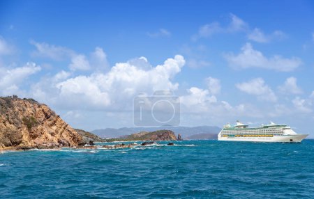 Téléchargez les photos : Bateau de croisière de luxe naviguant du port par une journée ensoleillée - en image libre de droit
