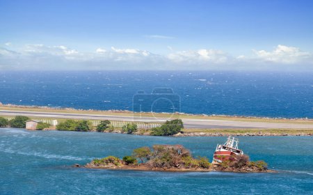 Téléchargez les photos : Port de Roatan avec ses belles eaux et ses petites îles vues depuis un bateau de croisière le matin avec des nuages à l'horizon - en image libre de droit