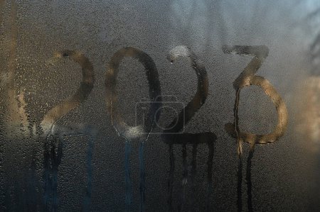 Foto de Gotas de agua en el vaso. la inscripción en el vidrio húmedo 2023. el concepto de Navidad - Imagen libre de derechos